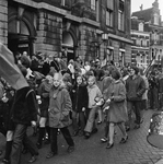 850776 Afbeelding van het defilé van de Utrechtse schooljeugd langs het Stadhuis (Stadhuisbrug 1) te Utrecht, ter ...